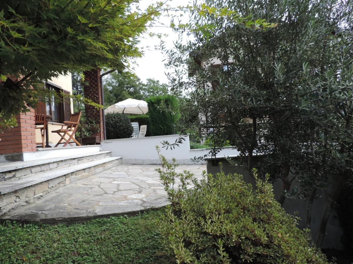 Casa Vacanza Il Glicine Casale Corte Cerro Екстериор снимка