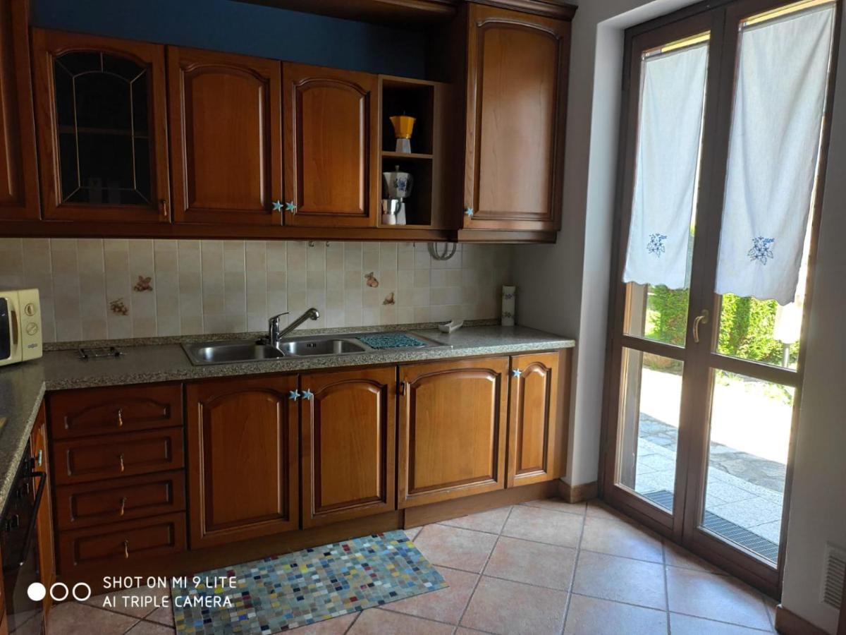 Casa Vacanza Il Glicine Casale Corte Cerro Екстериор снимка