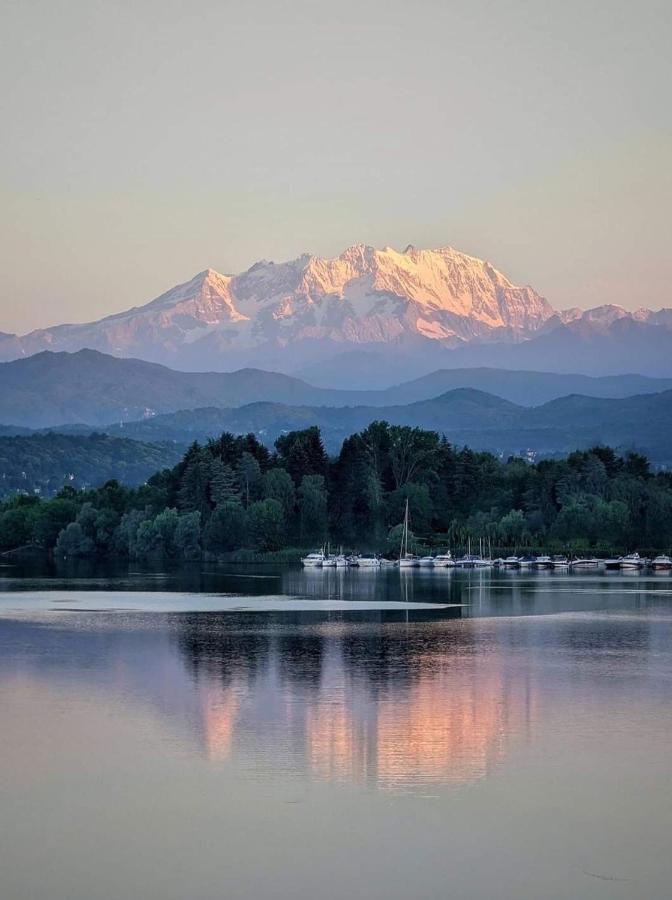 Casa Vacanza Il Glicine Casale Corte Cerro Екстериор снимка