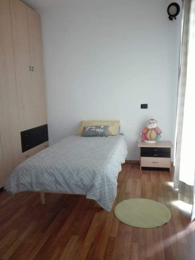 Casa Vacanza Il Glicine Casale Corte Cerro Екстериор снимка