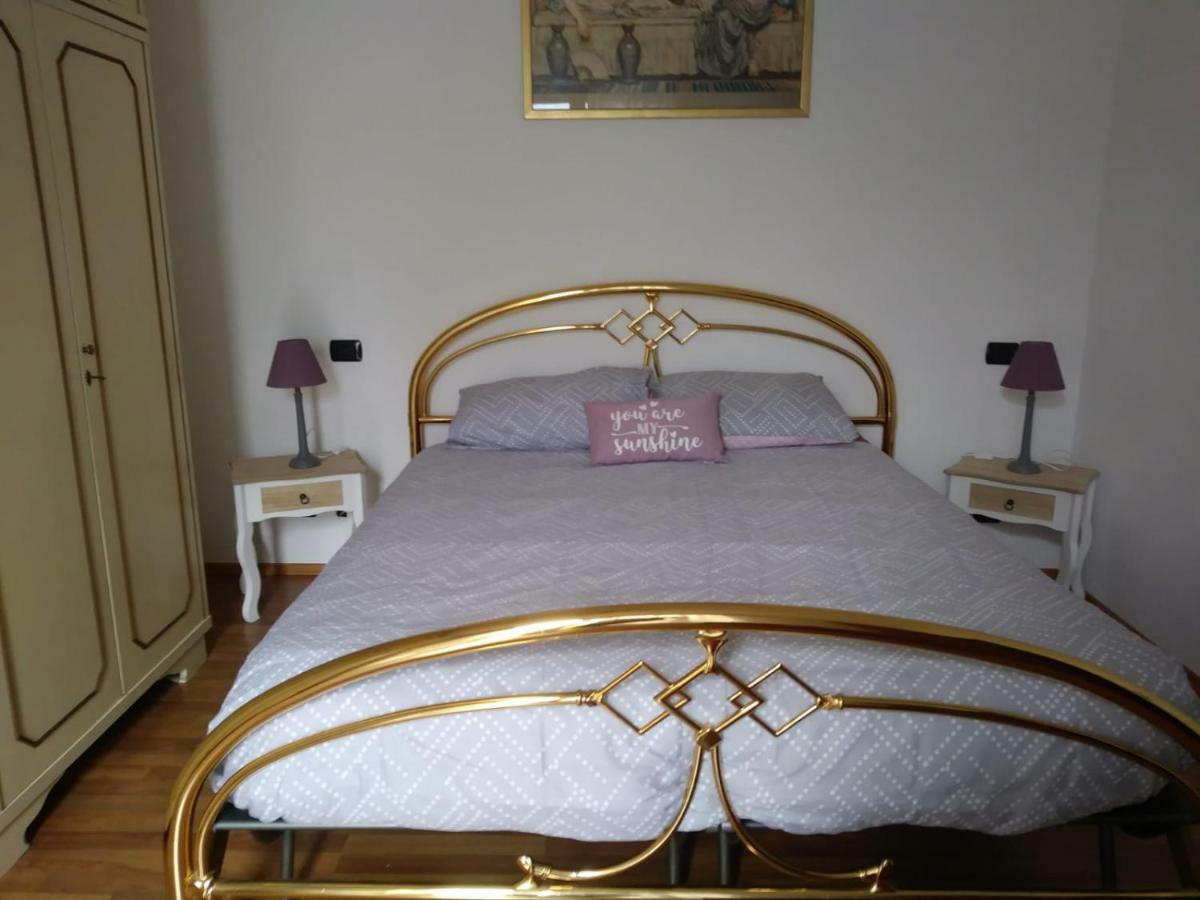 Casa Vacanza Il Glicine Casale Corte Cerro Екстериор снимка