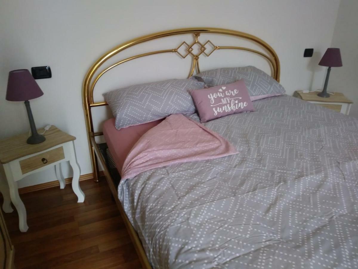 Casa Vacanza Il Glicine Casale Corte Cerro Екстериор снимка