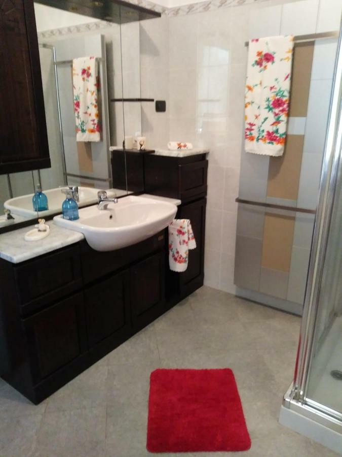 Casa Vacanza Il Glicine Casale Corte Cerro Екстериор снимка