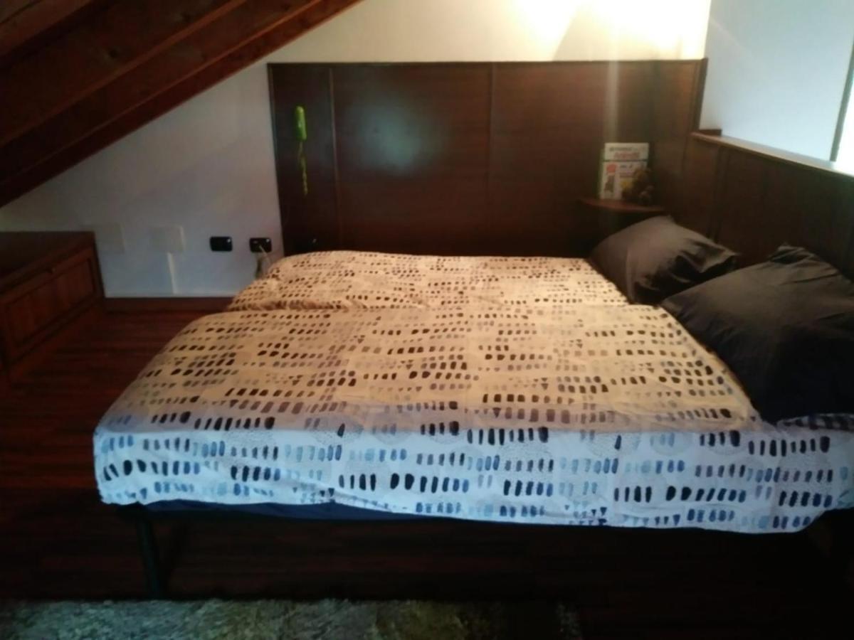 Casa Vacanza Il Glicine Casale Corte Cerro Екстериор снимка