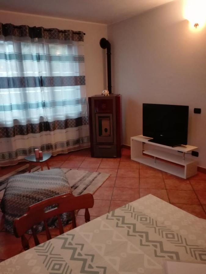 Casa Vacanza Il Glicine Casale Corte Cerro Екстериор снимка